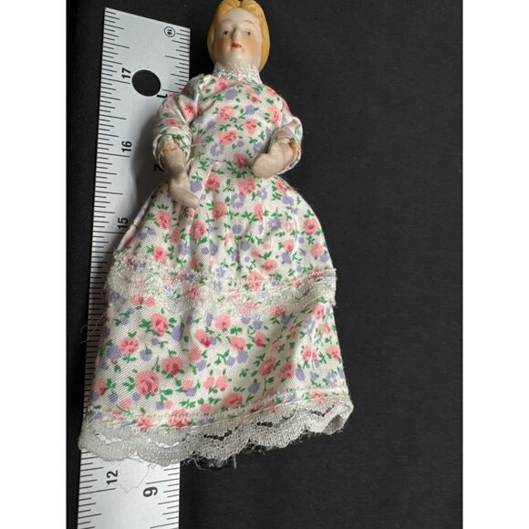 Antique Porcelain Lady Doll With Floral Dress & Pink Bonnet - 7.5 Inches Tall Vi - Picture 9 of 10